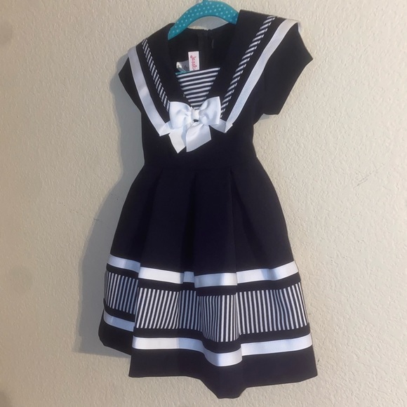 BRAND NEW Navy & White Dress. Zips in the back and has a tie around the waist - Picture 4 of 16